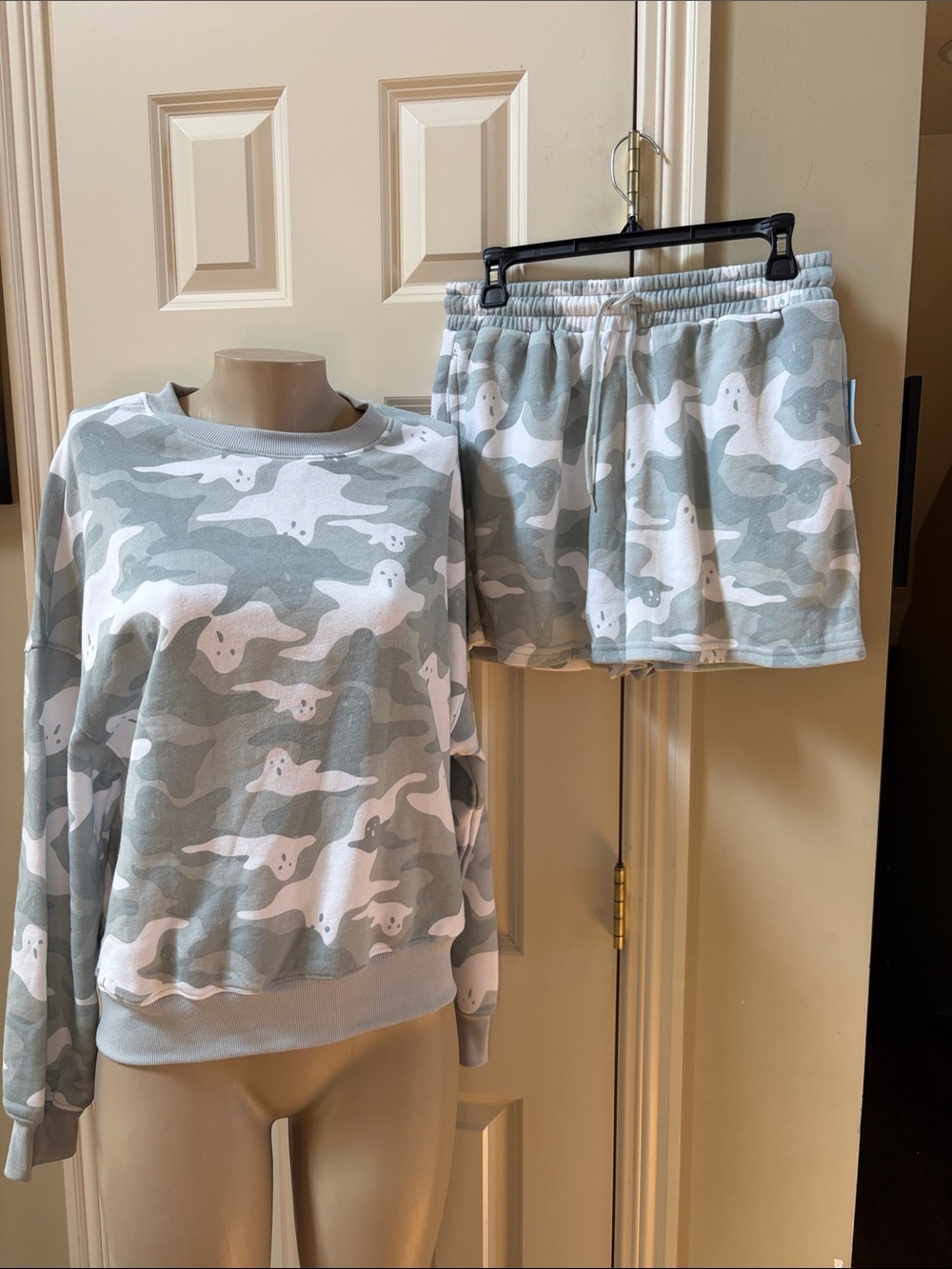 Mighty Fine Ghost Camo Sweatshirt & Shorts Set - Light Gray & White, med
